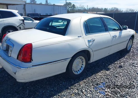 2000 Lincoln Town Car Signature z USA, uszkodzony, nr VIN 1LNHM82W0YY935910